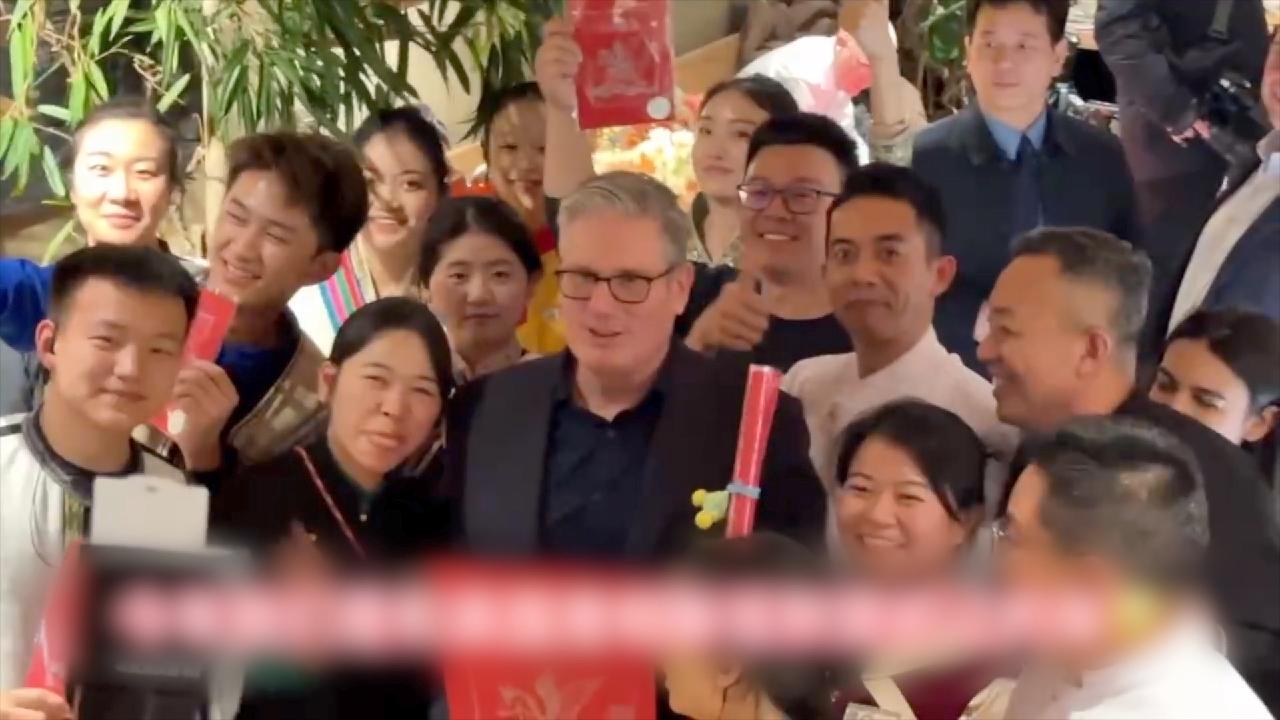Starmer samples a taste of Yunnan culture during first meal in Beijing