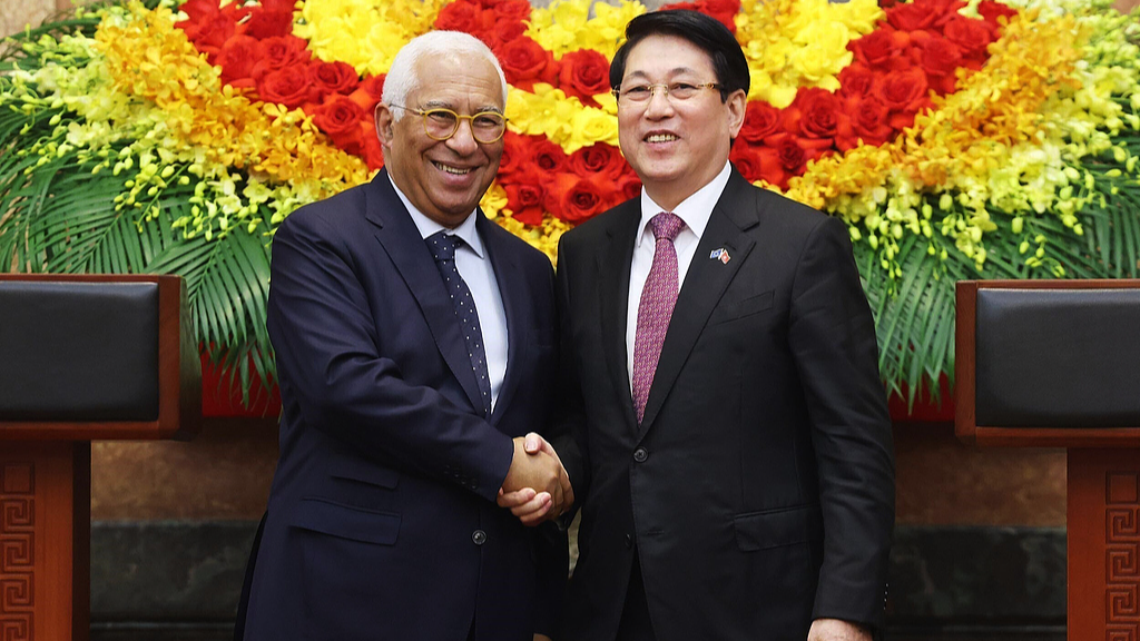 European Council President Antonio Costa (L) and Vietnamese President Luong Cuong shake hands in Hanoi, Vietnam, January 29, 2026. /VCG