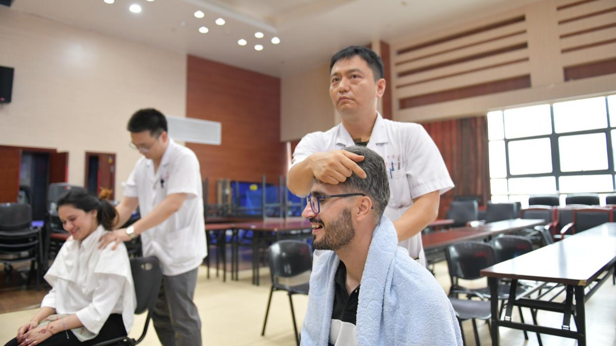 Foreign students experienced traditional Chinese massage on their visit to the Second Affiliated Hospital of Anhui University of Chinese Medicine (Anhui Acupuncture and Moxibustion Hospital), June 11, 2025. /VCG