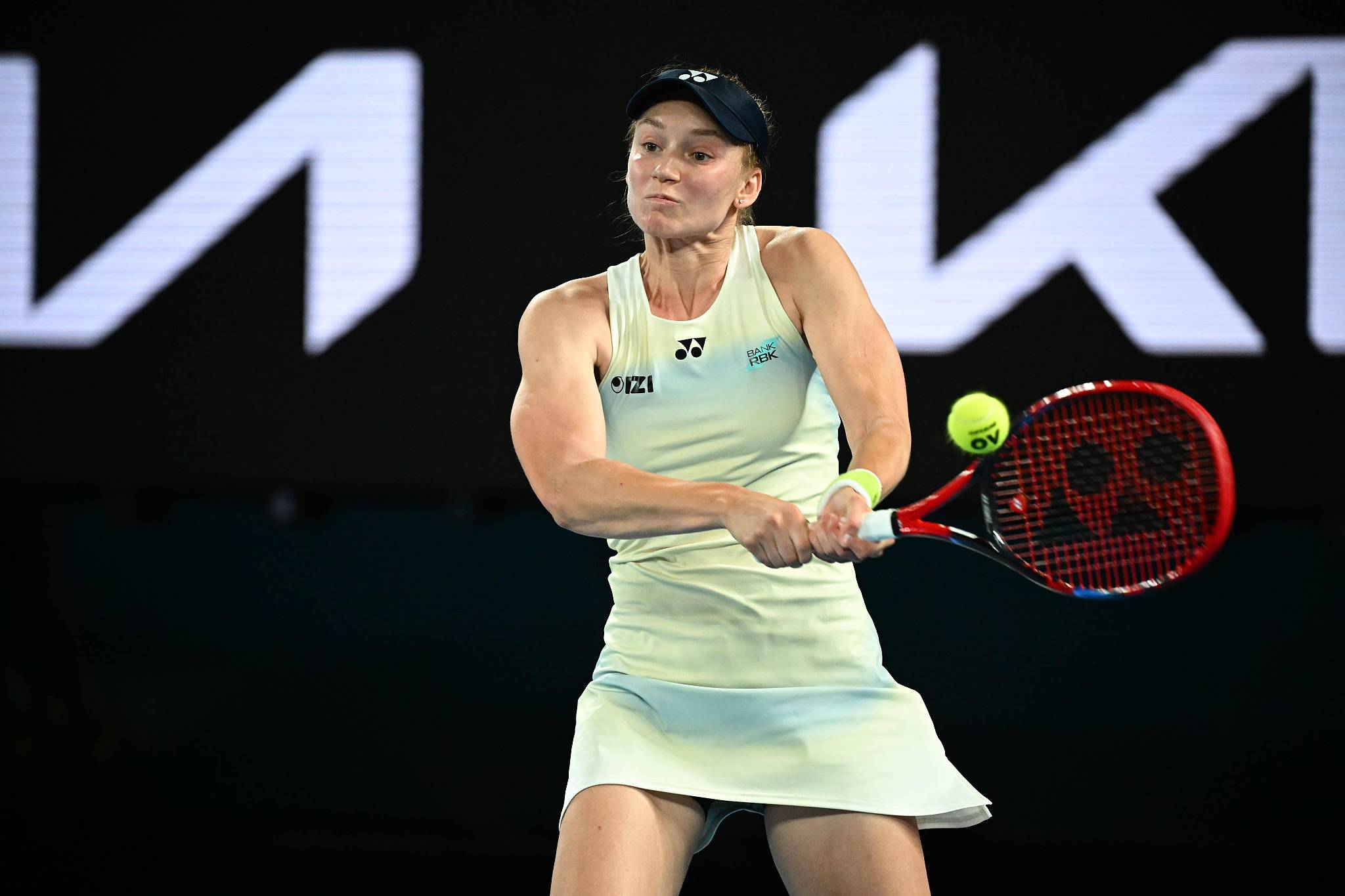 Elena Rybakina of Kazakhstan hits a shot against Jessica Pegula of the USA in a women's singles semifinal match at the Australian Open in Melbourne, Australia, January 29, 2025. /VCG
