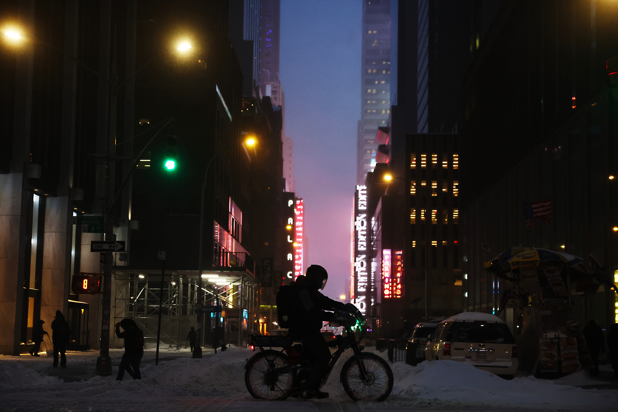A person rides a bike down Sixth Avenue during a winter storm, New York, US, January 25, 2026. /VCG 