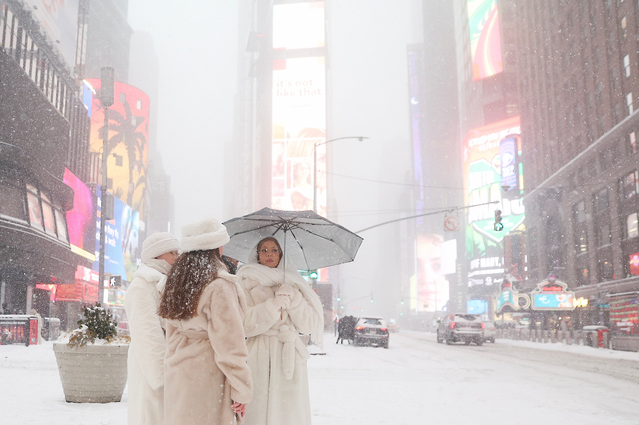 Pedestrains wait to cross the street at Times Square during a winter storm, New York, US, January 25, 2026. /VCG