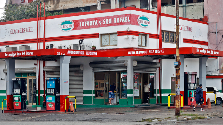 Trump threatens tariffs on oil suppliers to Cuba, escalating pressure