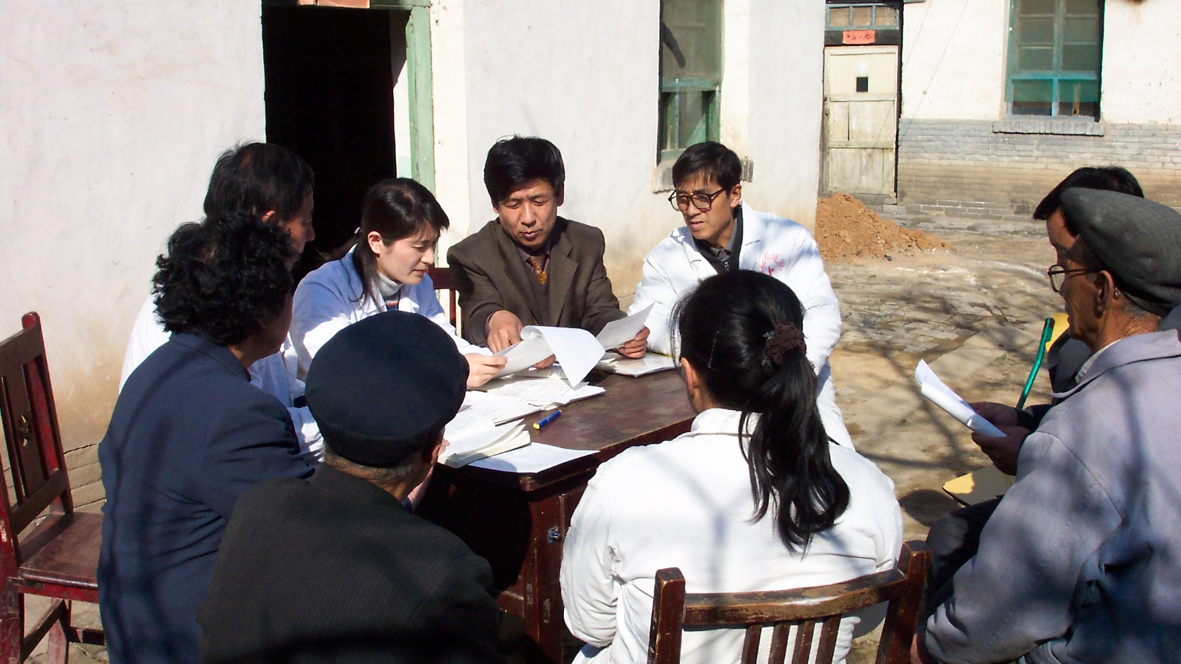 Zhao Fanghui (second row, second from left) and her team work with local doctors and village leaders during an epidemiological survey at a village in Xiangyuan County, north China's Shanxi Province, March 21, 2003. /Courtesy of Zhao Fanghui