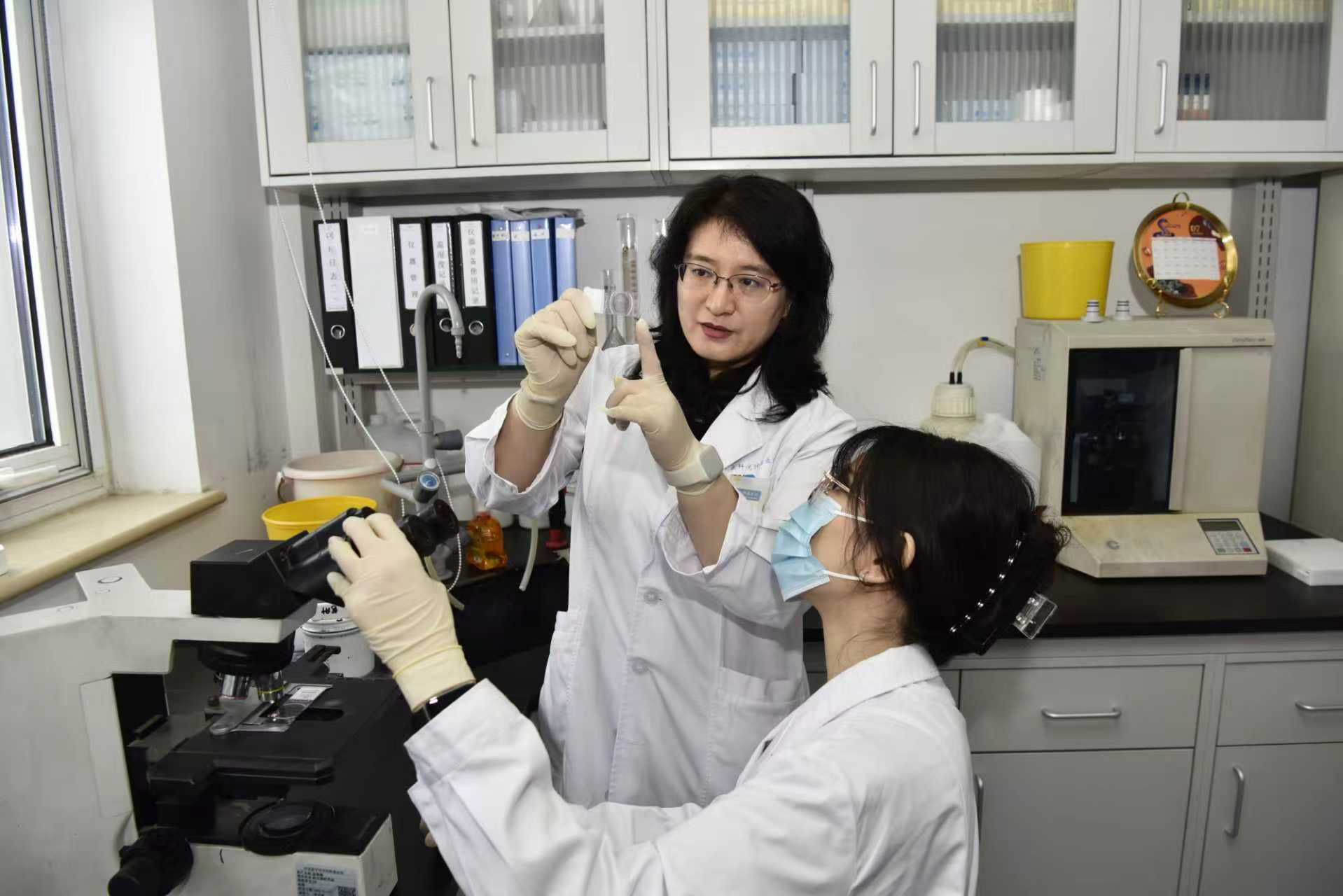 Zhao Fanghui works in a lab with a colleague, Cancer Hospital, Chinese Academy of Medical Sciences, Beijing, capital of China, 2025. /Courtesy of Zhao Fanghui
