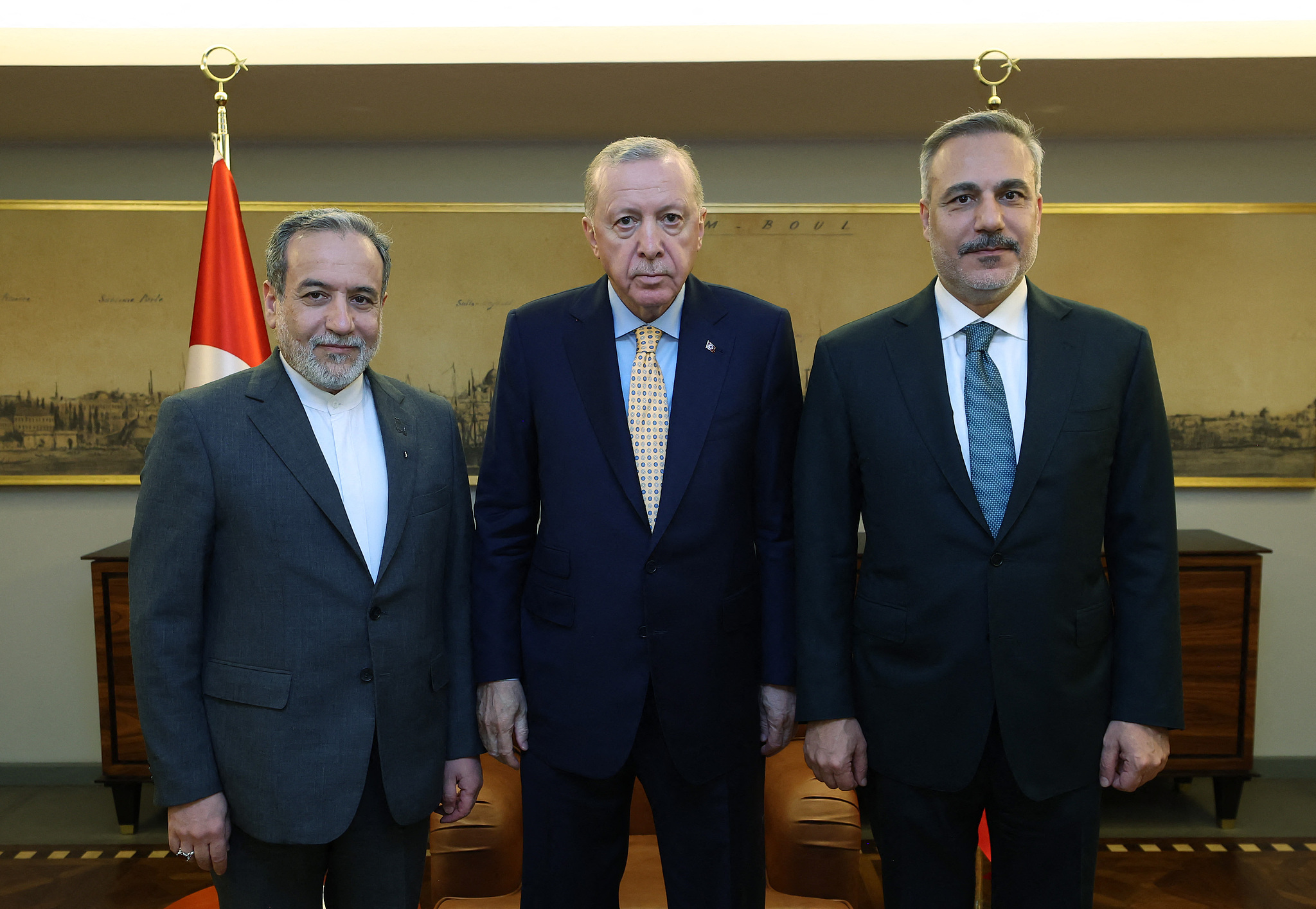 This handout photograph, taken and released by the Turkish presidential press service on January 30, 2025, shows Turkish Foreign Minister Hakan Fidan (R) with Iran's Foreign Minister Abbas Araqhchi (L) received by Turkish President Recep Tayyip Erdogan (C) prior to a meeting in Istanbul. /VCG