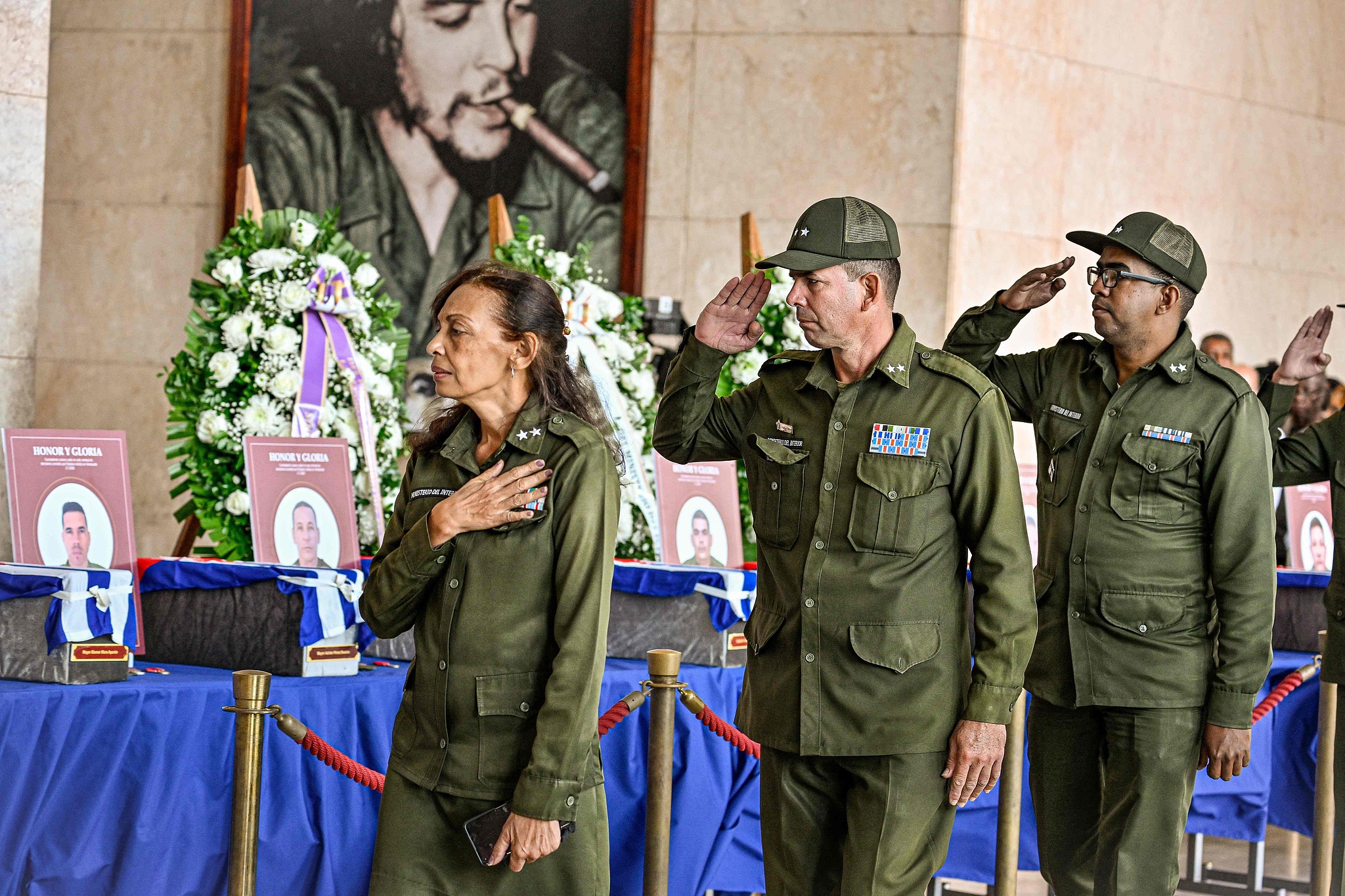 Cuban soldiers salute the urns with the remains of the 32 Cuban soldiers who died during the U.S. incursion to capture Venezuelan leader Nicolas Maduro, during the funeral honors at the Ministry of the Revolutionary Armed Forces in Havana on January 15, 2026. /VCG