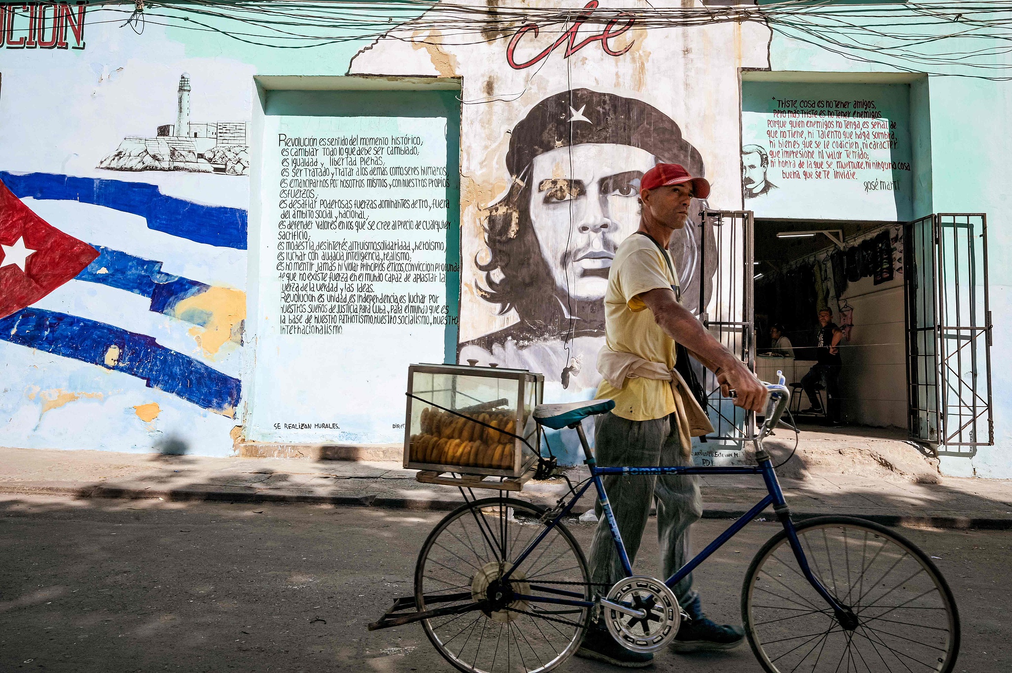 A man sells pastries in front of a mural of Cuba's Revolution hero Ernesto 'Che' Guevara in Havana on January 6, 2026. /VCG