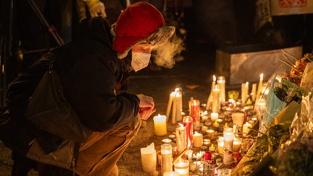 Protesters hold a vigil at the site where federal agents killed a man in Minneapolis, U.S., January 24, 2026. /VCG