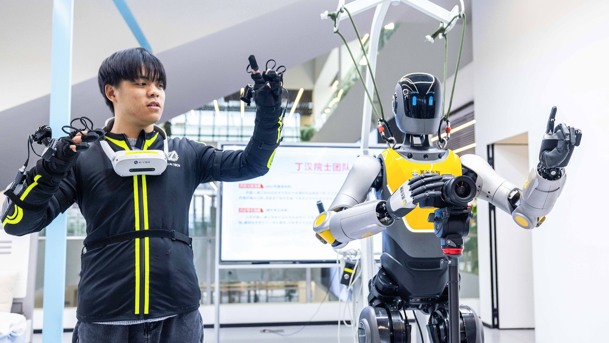 A humanoid robot replicates the physical movements of a motion capture actor at a humanoid robot innovation center in Wuhan, central China's Hubei Province, January 19, 2026. /VCG