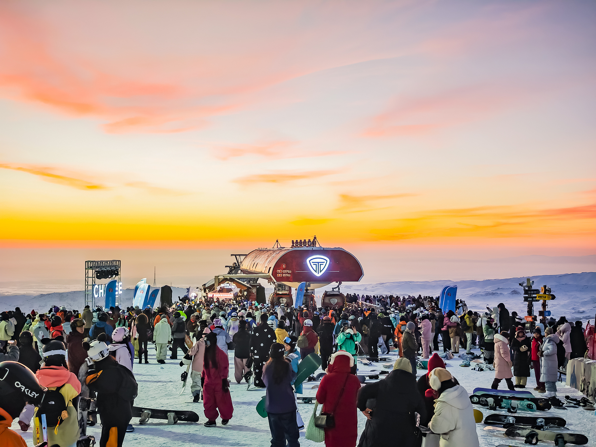 A sunset party at the Jiangjunshan International Ski Resort in Altay, Xinjiang, northwest China, December 22, 2025. /CFP
