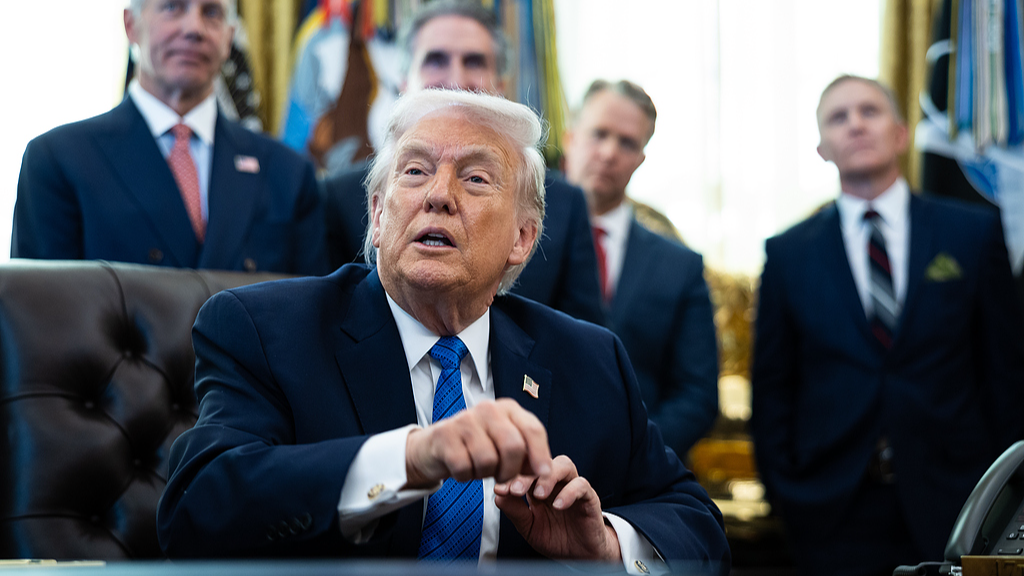  U.S. President Donald Trump signs executive orders in the Oval Office at the White House, January 30, 2026. /VCG