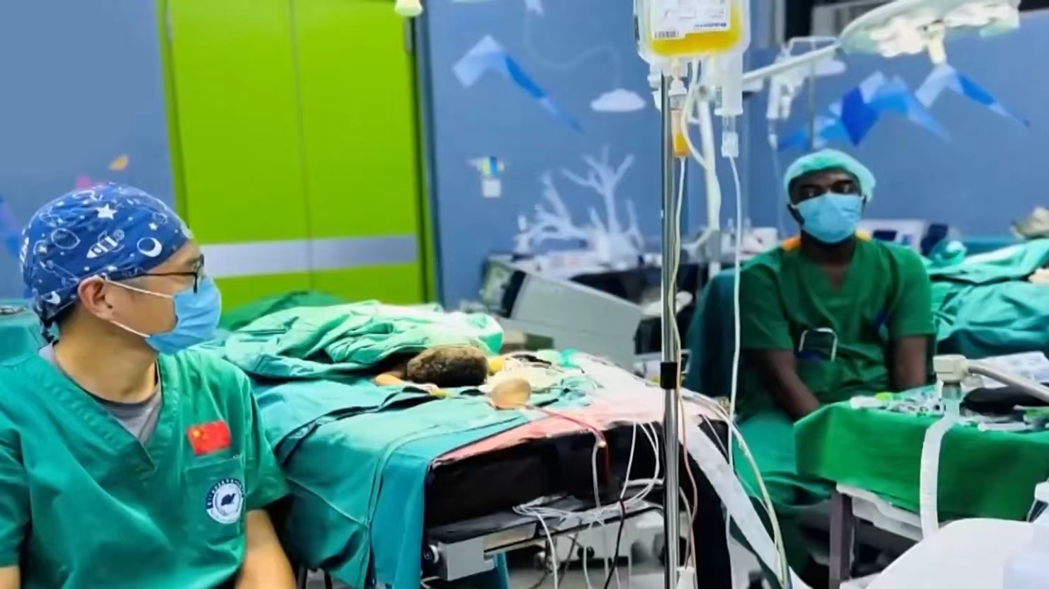 Zhang Junqiao with local medical staff in Tanzania. /CMG
