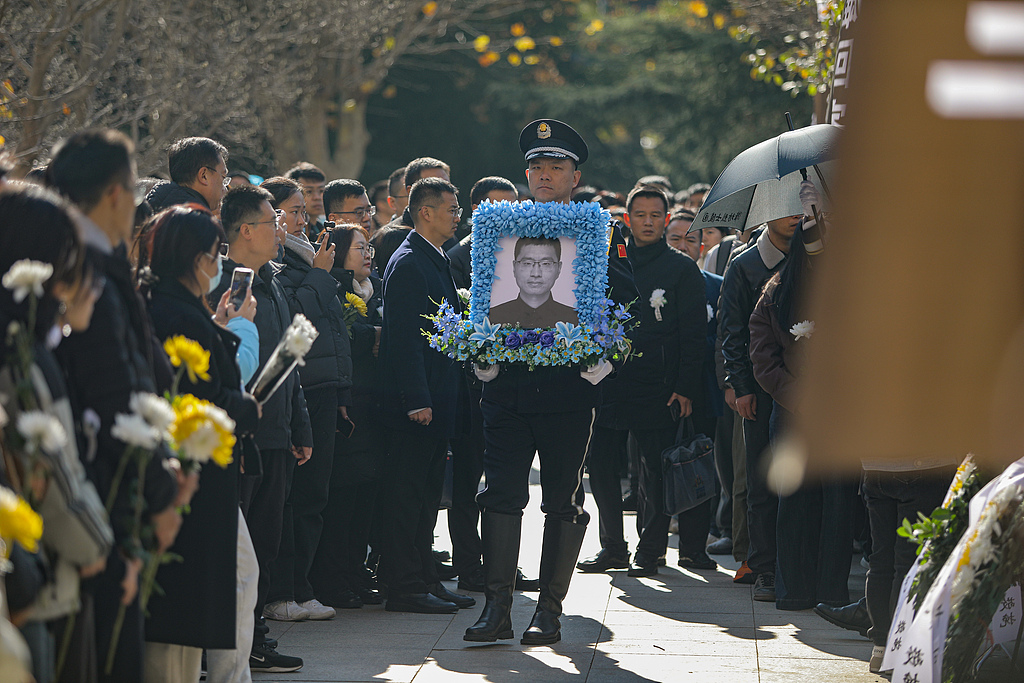 On November 25, 2025, a burial ceremony for the ashes of martyr Zhang Junqiao was held in Weifang City, east China's Shandong Province, as numerous local citizens gathered to pay their final respects to the hero. /VCG
