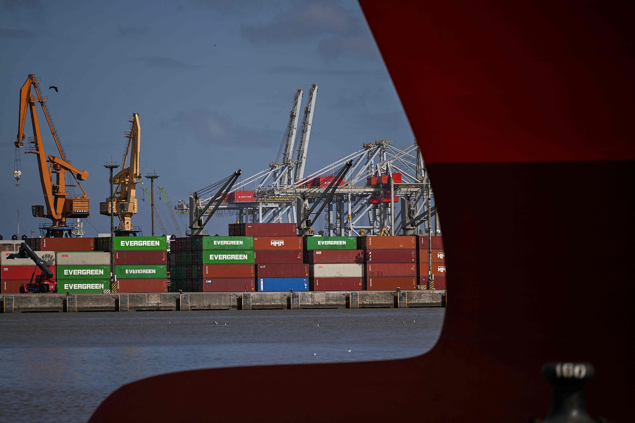 Stacked containers are pictured at a port in Montevideo, Uruguay on April 11, 2025./VCG