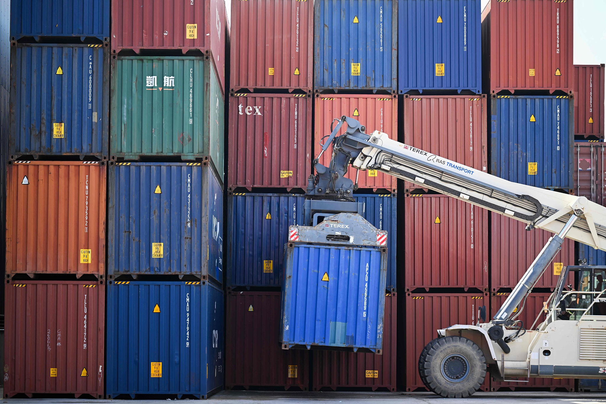 A worker uses a crane to move a container at a port in Montevideo, Uruguay, on April 11, 2025./VCG