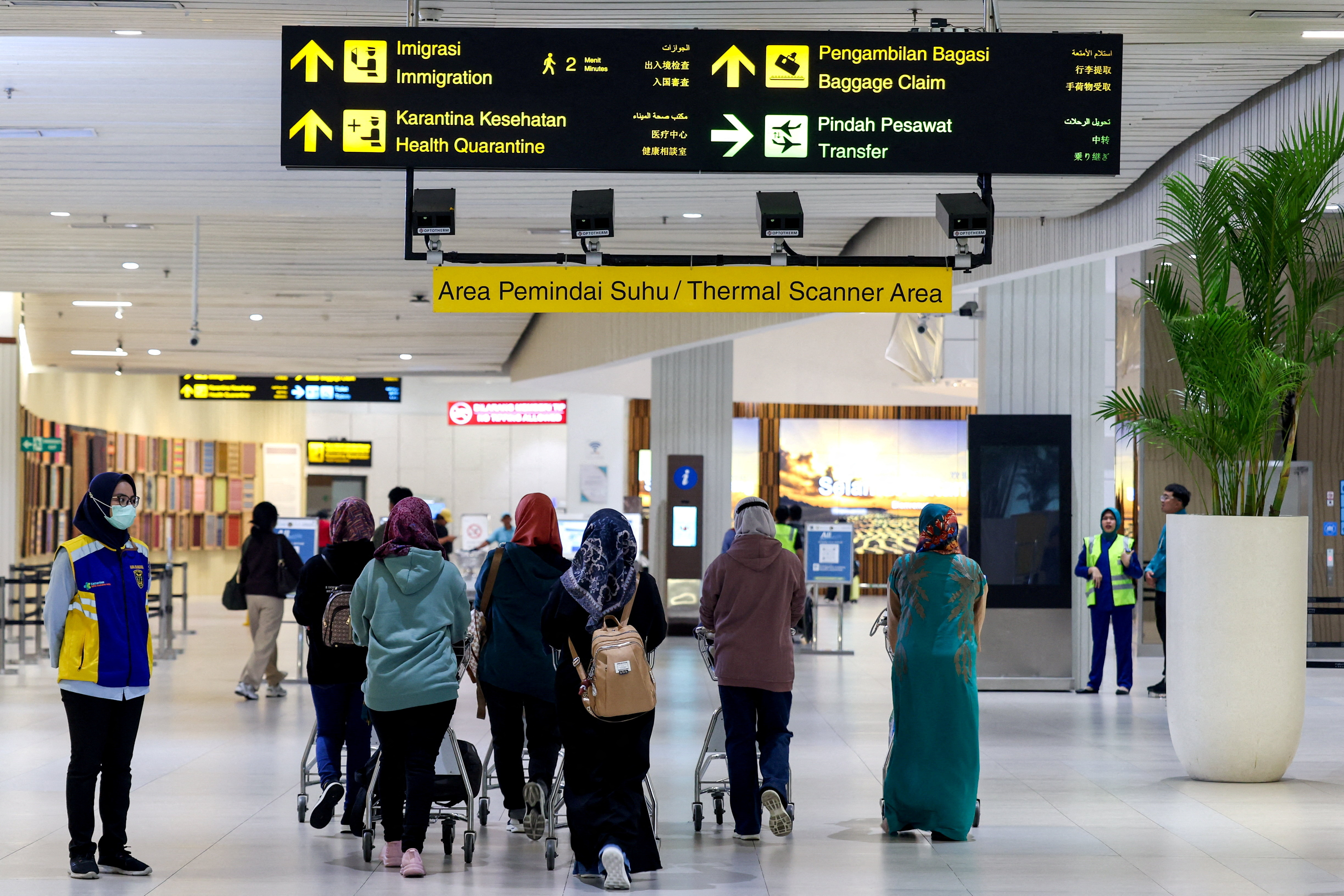 Travelers pass through thermal scanning zones at Jakarta International Airport (Soekarno-Hatta), Indonesia, January 30, 2026. /ICphoto