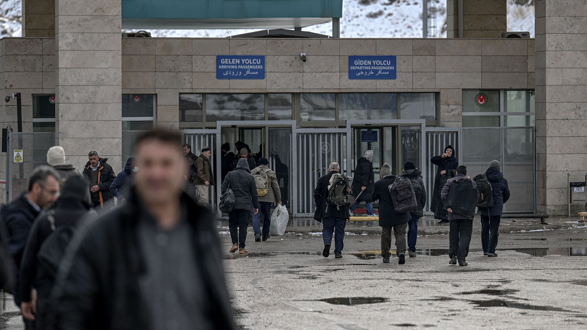 Iranian nationals arrive in Türkiye through the Razi-Kapiköy border crossing, February 1, 2026. /VCG