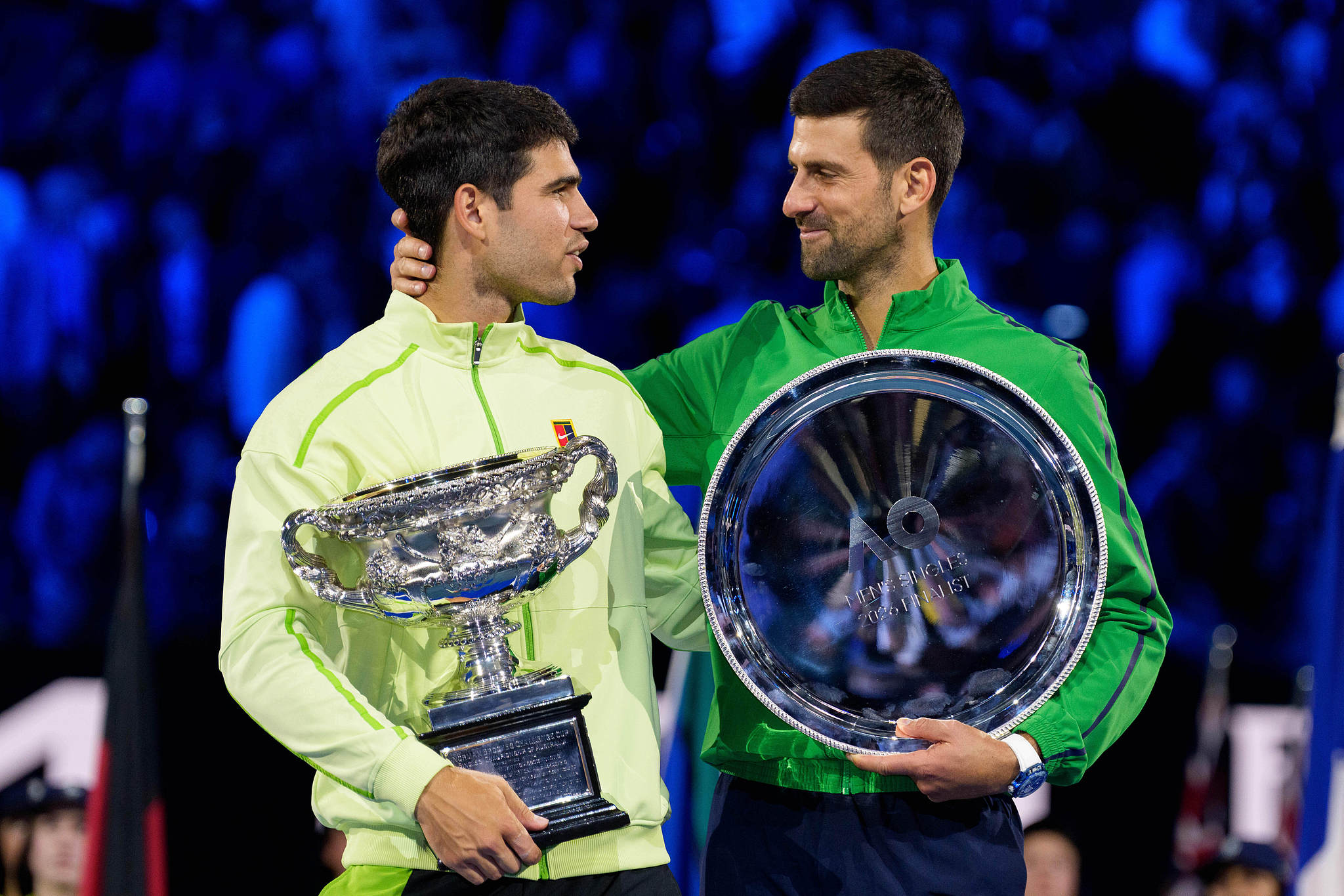 Champion Carlos Alcaraz (L) of Spain and runner-up Novak Djokovic of Serbia share a few words after the men's singles final at the Australian Open in Melbourne, Australia, February 1, 2026. /VCG