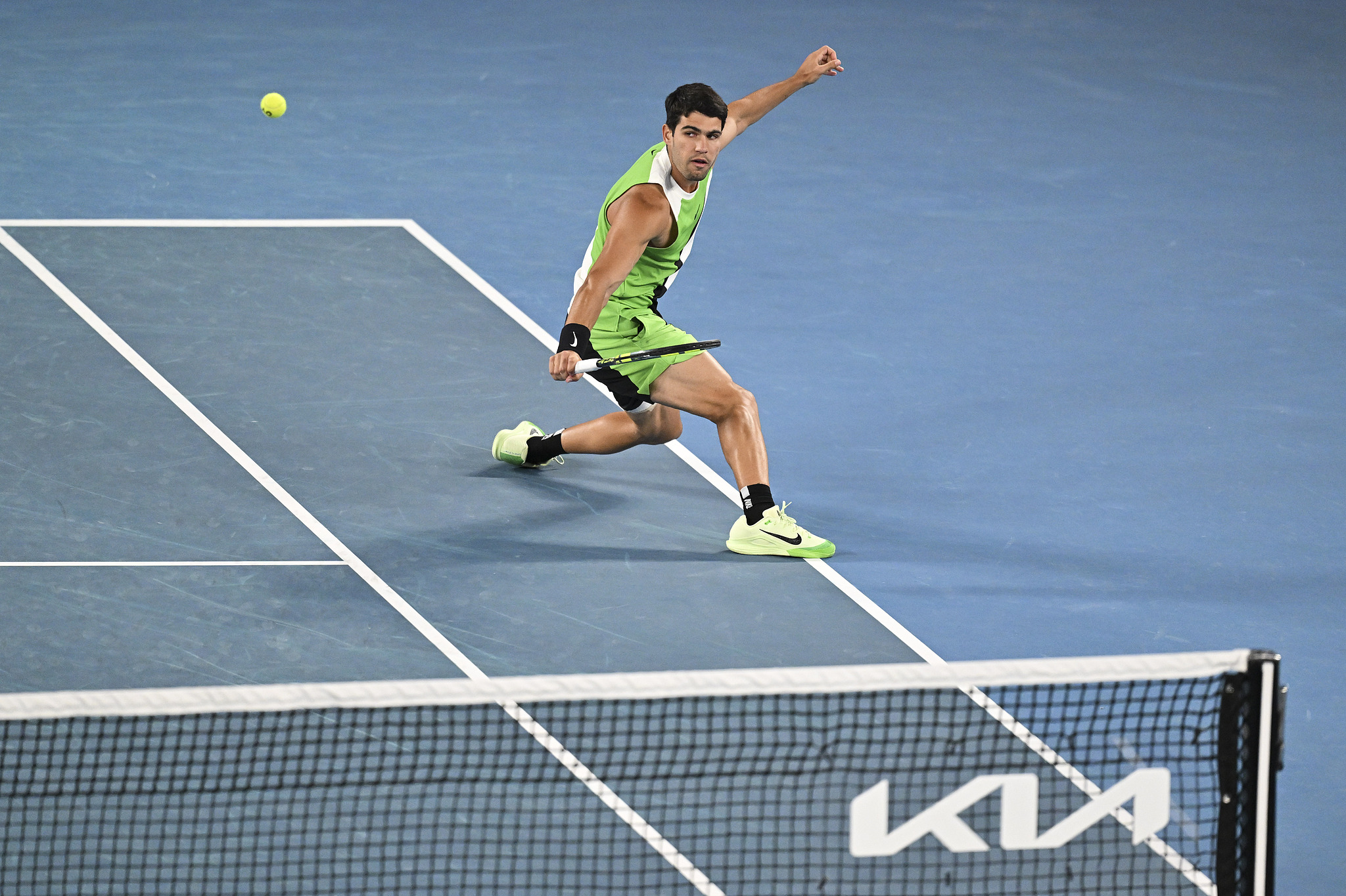 Carlos Alcaraz of Spain hits a shot against Novak Djokovic of Serbia in the men's singles final at the Australian Open in Melbourne, Australia, February 1, 2026. /VCG