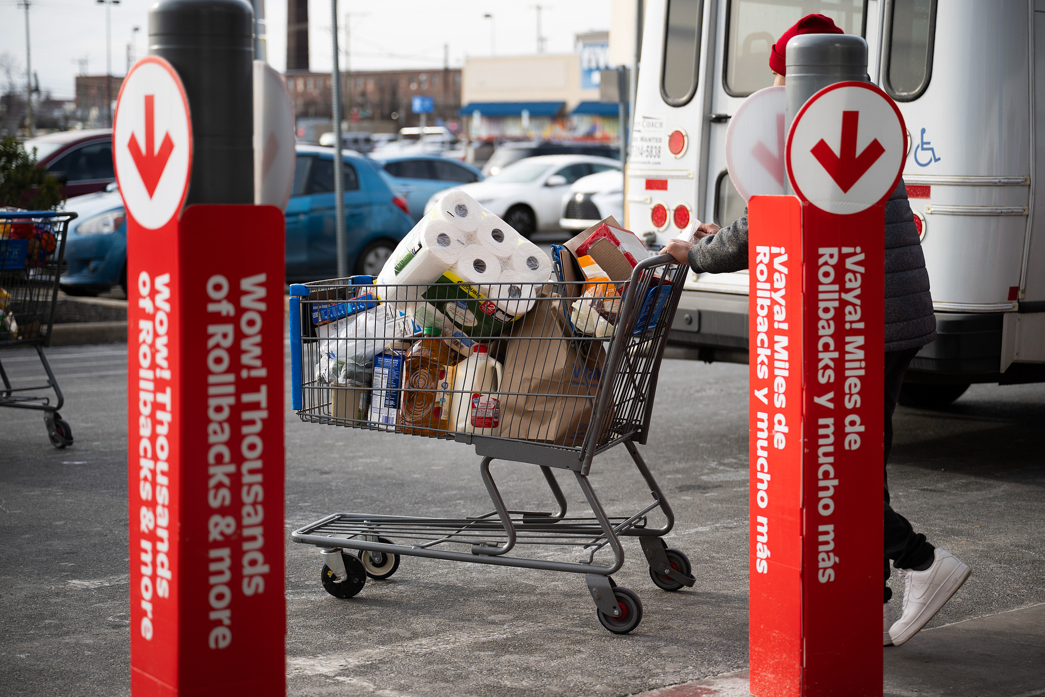 A shopper pushes a full cart out of a grocery store in Philadelphia, Pennsylvania, US, January 24, 2026. /VCG