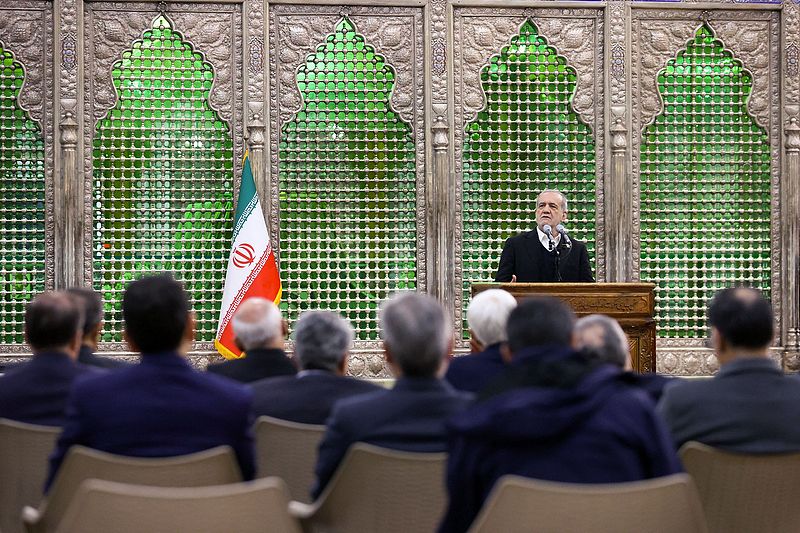 Iran's President Masoud Pezeshkian addresses cabinet members, as they visit of the tomb of Khomeini in Tehran, January 31, 2026. /VCG