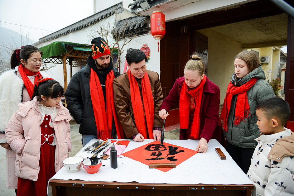 International students practice Chinese calligraphy to celebrate the upcoming New Year in Zaozhuang City, China's Shandong Province, January 23, 2025. /CFP 