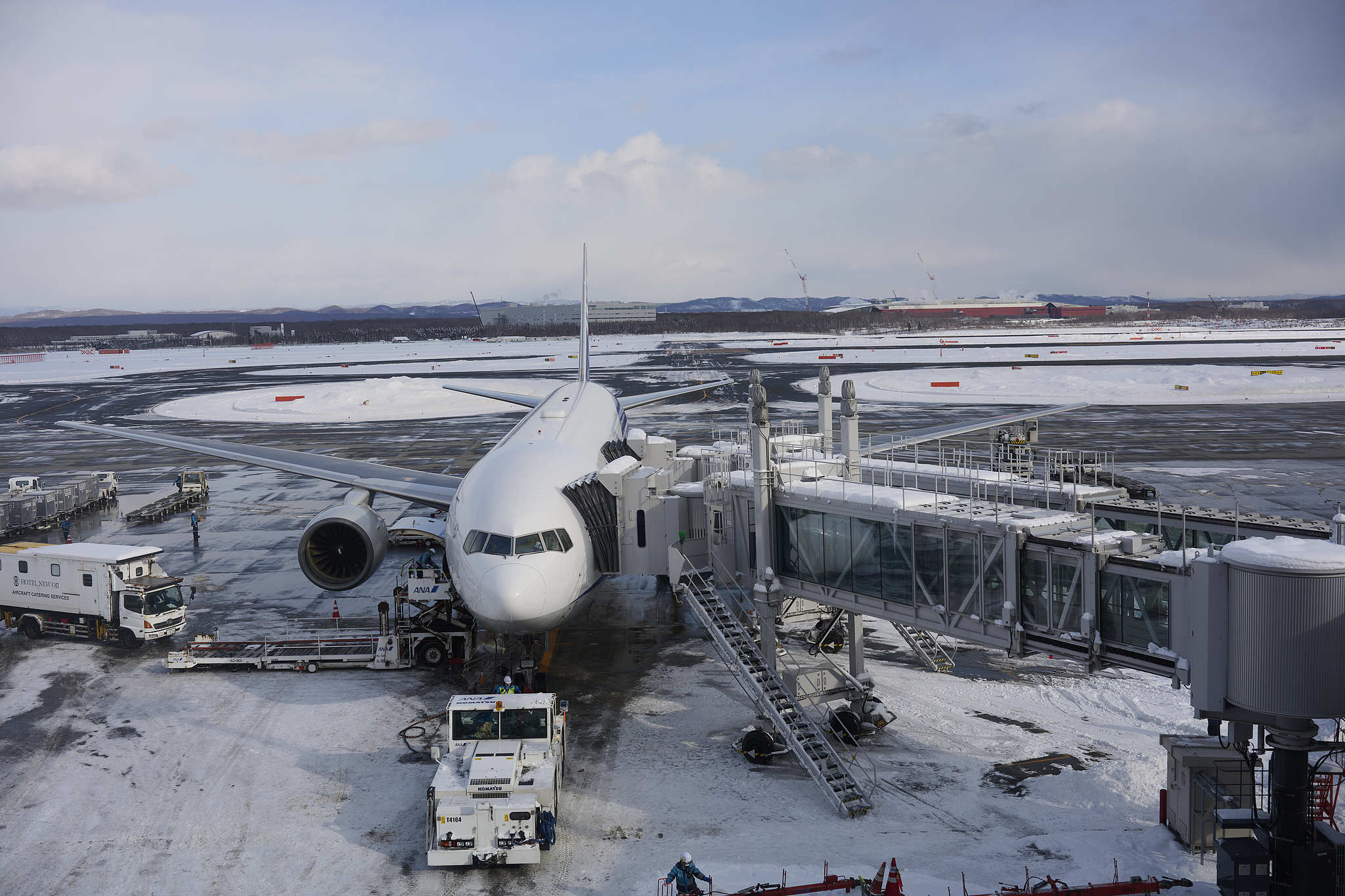 A passenger aircraft sits on the tarmac at New Chitose Airport in Hokkaido, Japan, January 26, 2026. /CFP