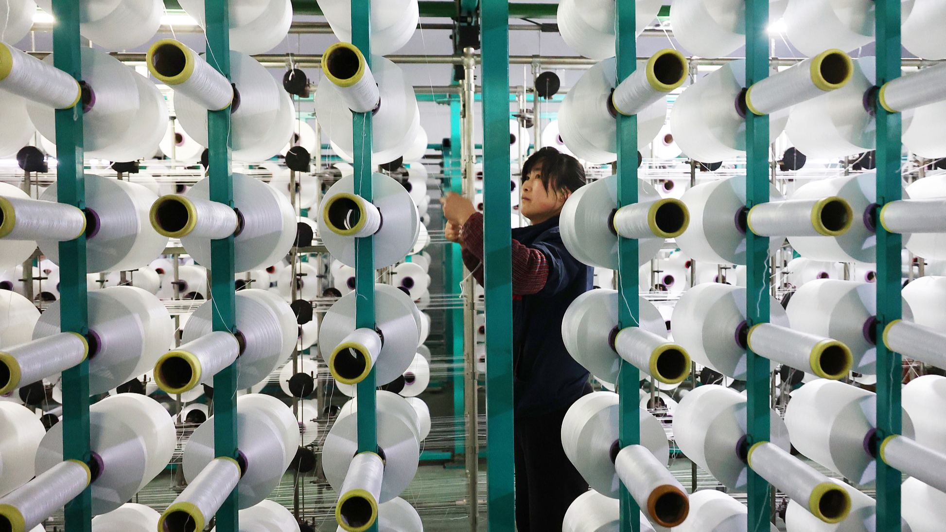 A worker in the warp knitting workshop in Lianyungang, Jiangsu Province, China, January 31, 2026. /CFP