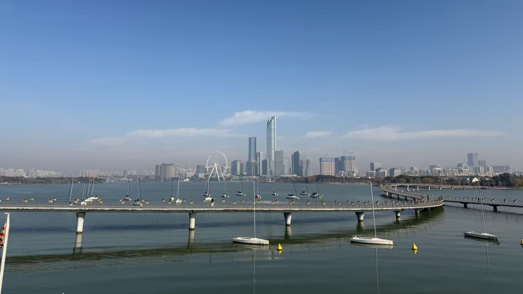 Suzhou's Jinji Lake: Harmony between nature and modern life