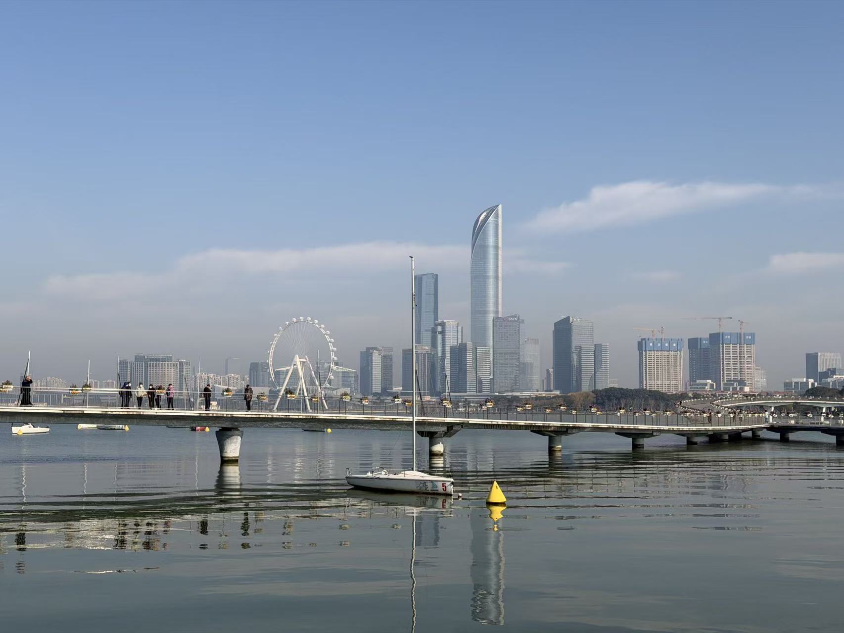 Suzhou's Jinji Lake: Harmony between nature and modern life