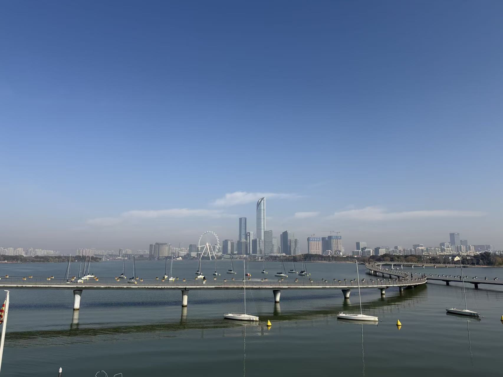 Suzhou's Jinji Lake: Harmony between nature and modern life