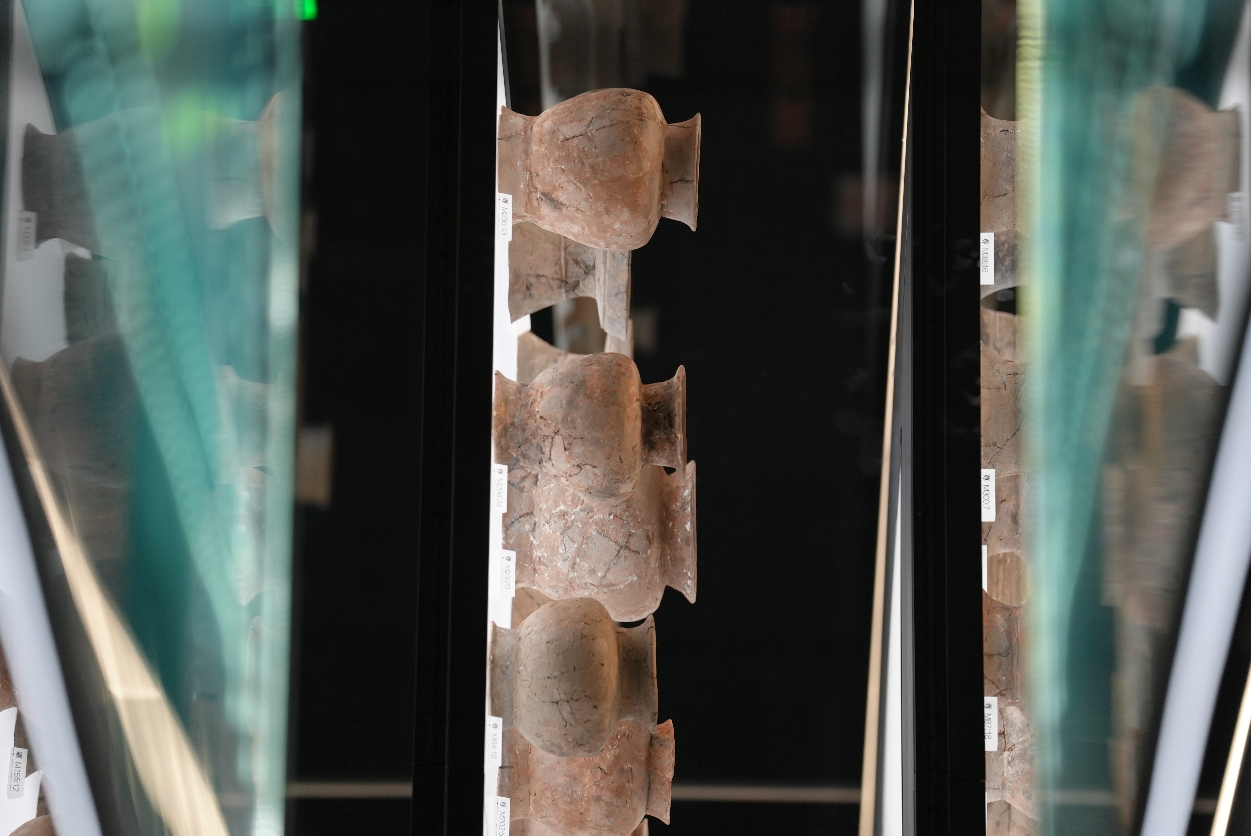 Cutting-edge technology seamlessly integrates with ancient history, using smart displays to guide visitors through the wonders of Yujiashan. /CGTN