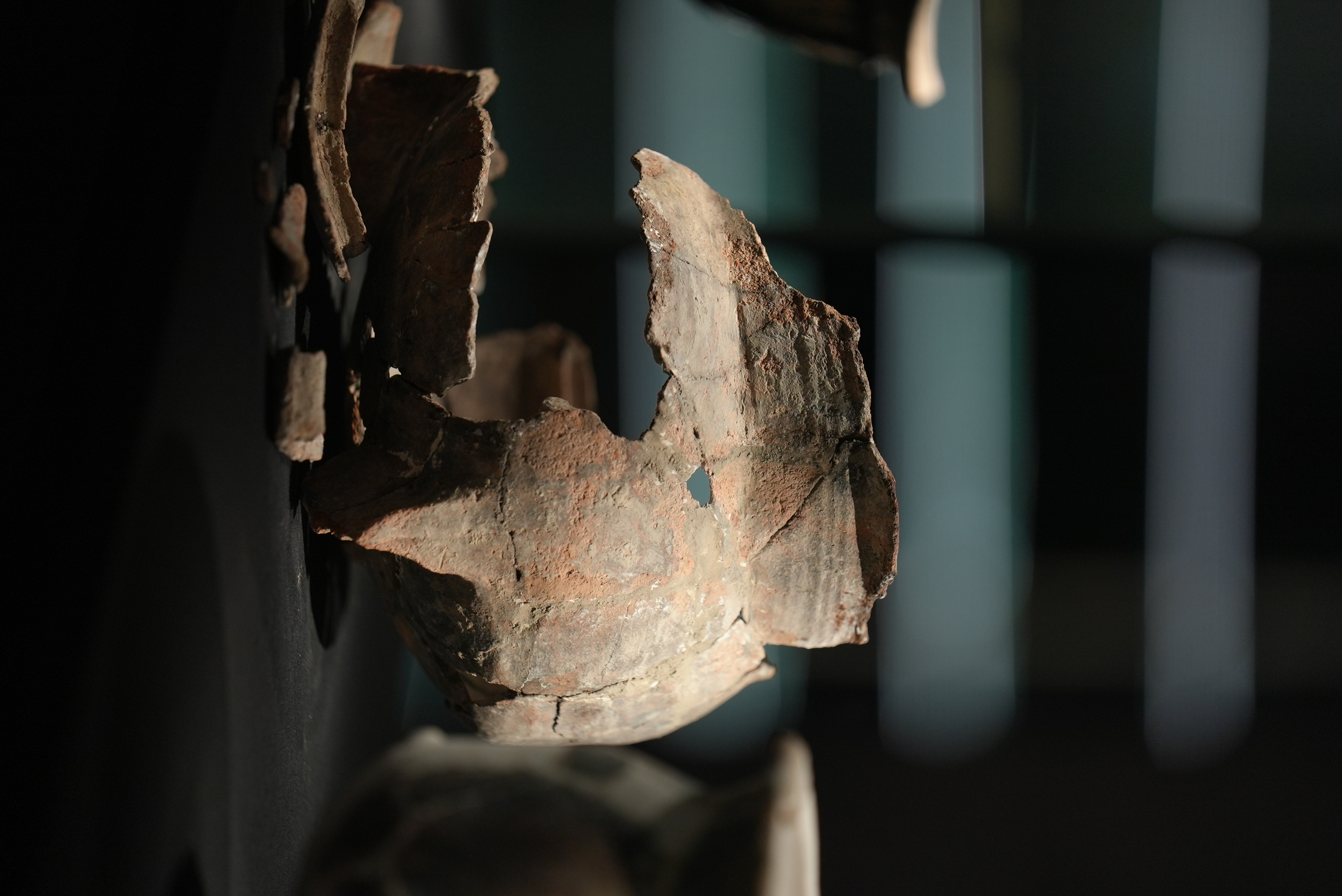 Cutting-edge technology seamlessly integrates with ancient history, using smart displays to guide visitors through the wonders of Yujiashan. /CGTN