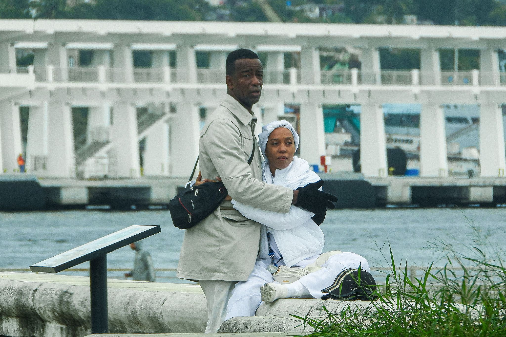 A bundled-up couple talks by the sea in Havana, February 3, 2026. /VCG