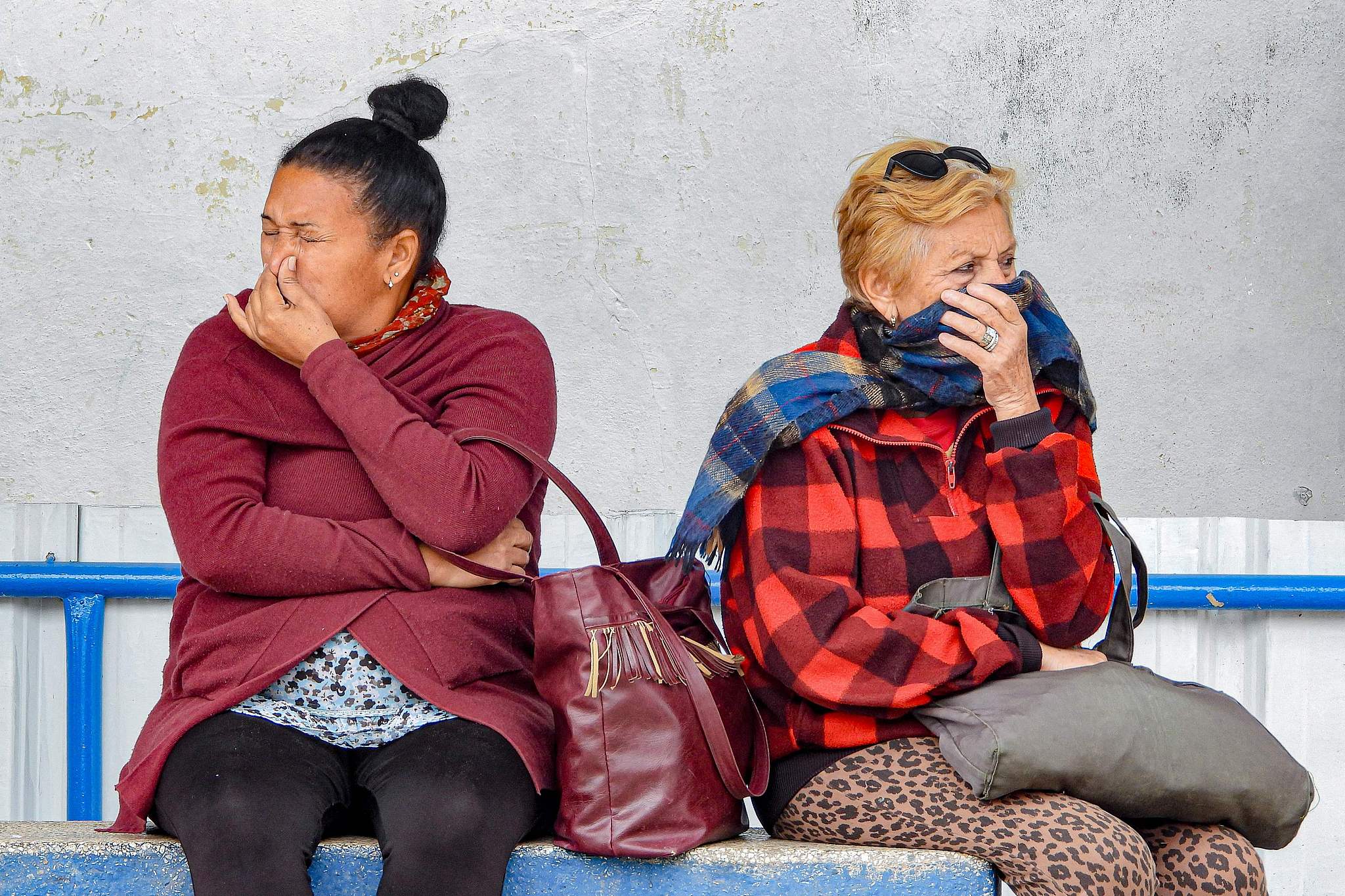 Women shield their faces from the cold while waiting for a bus in Havana, February 3, 2026. /VCG