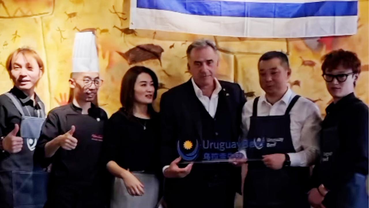 Uruguayan President feels at home at Beijing restaurant