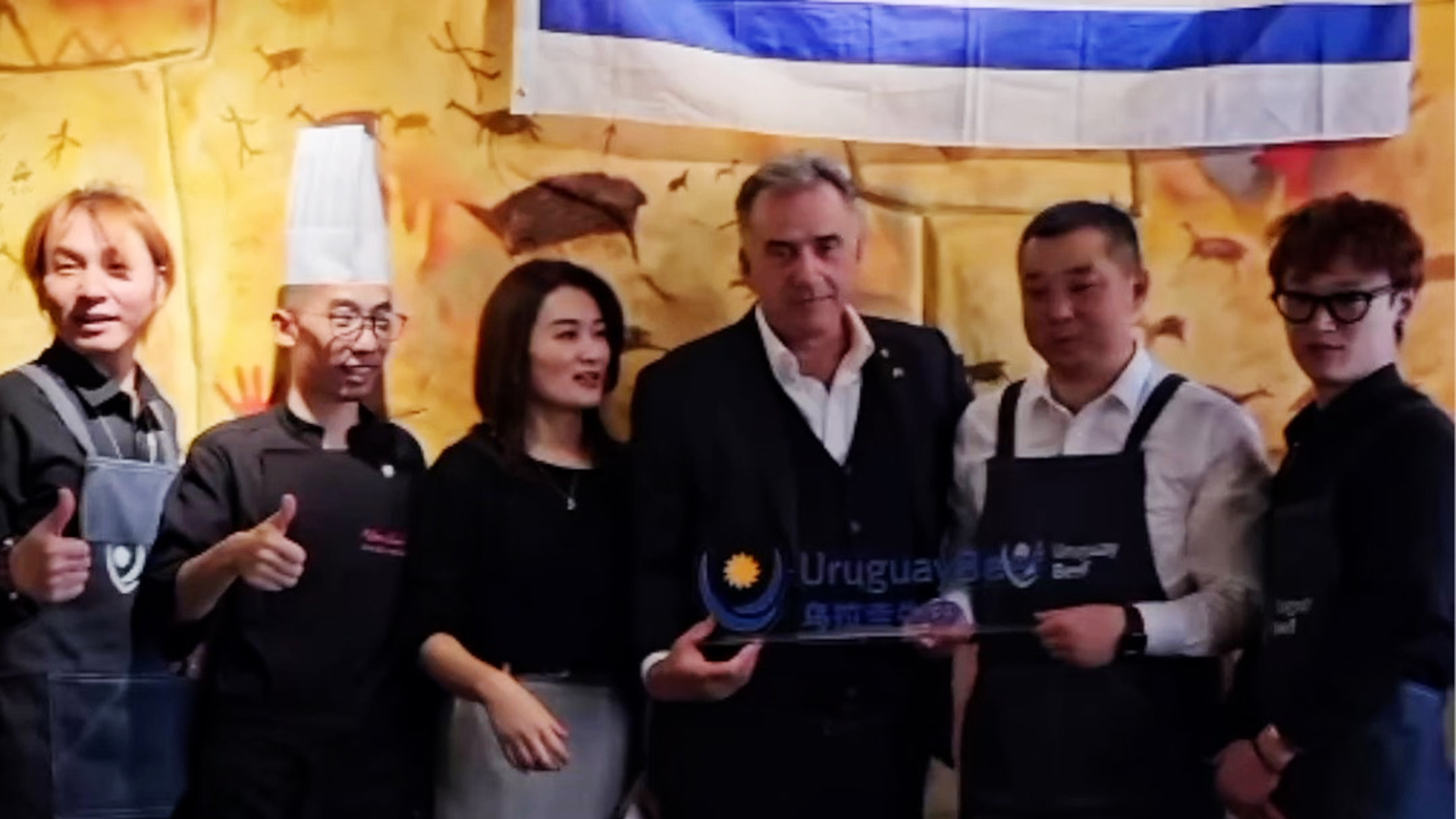 Uruguayan President feels at home at Beijing restaurant