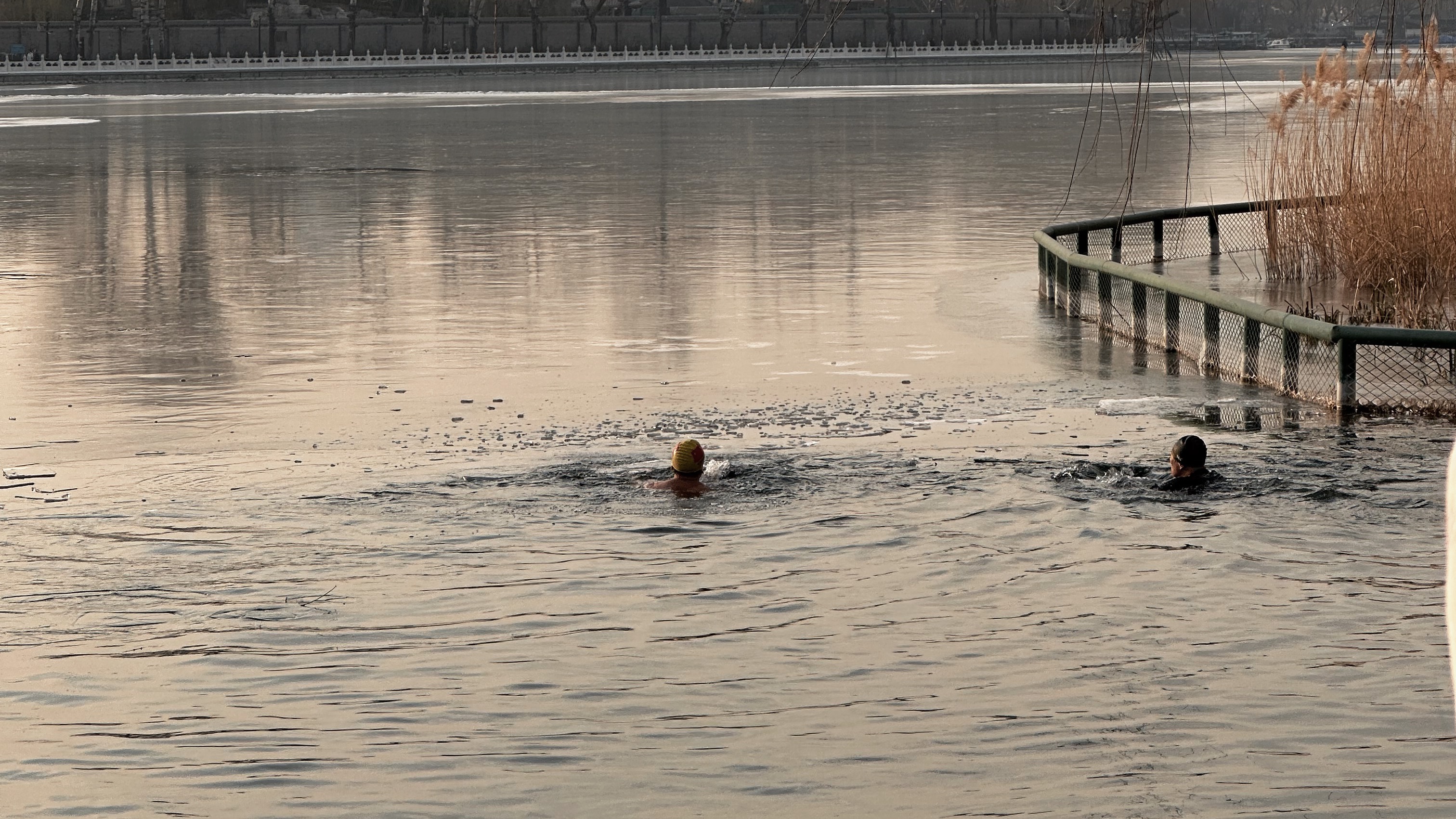Winter life in Beijing: Retirees keep on the move at Shichahai