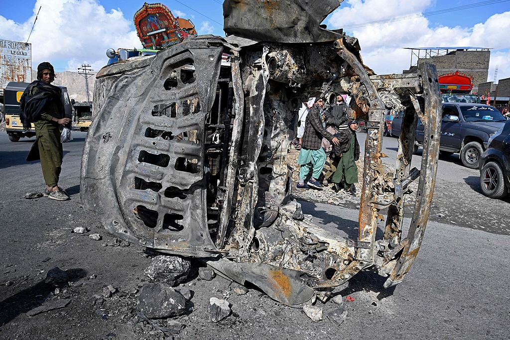 A burnt vehicle lies on the roadside after an attack by Baloch separatists in the outskirts of Quetta, Pakistan, on February 1, 2026. /CFP