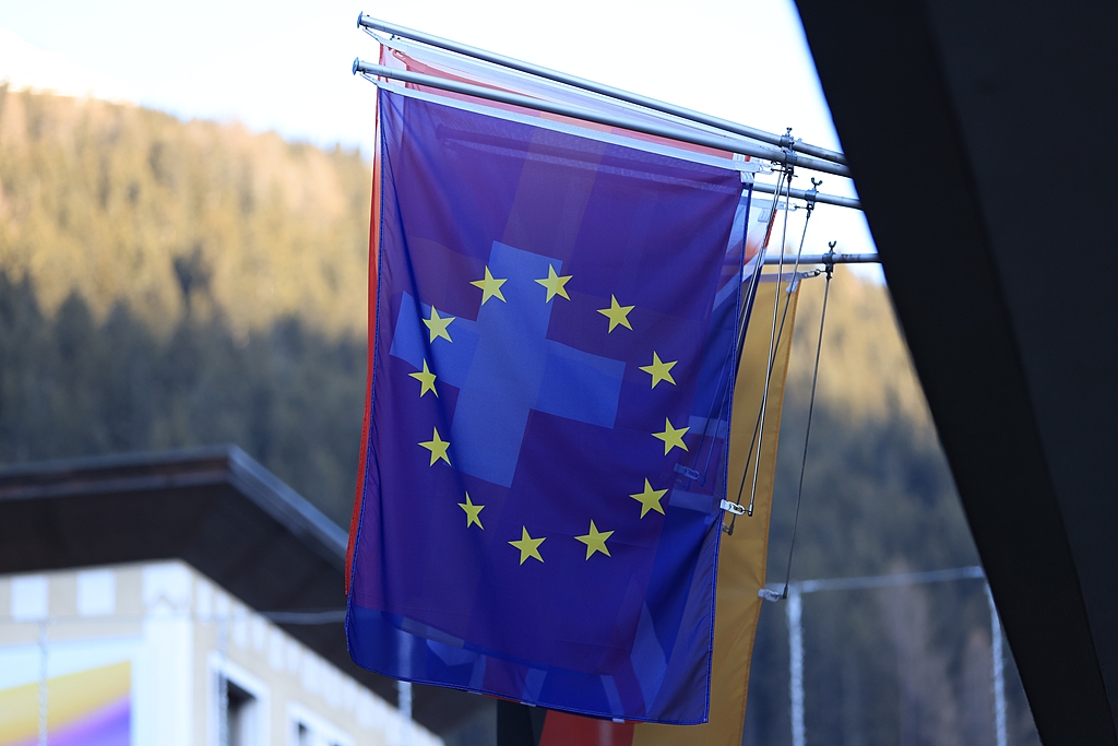 An European Union flag beside a Swiss flag ahead of the World Economic Forum in Davos, Switzerland, January 19, 2026./VCG