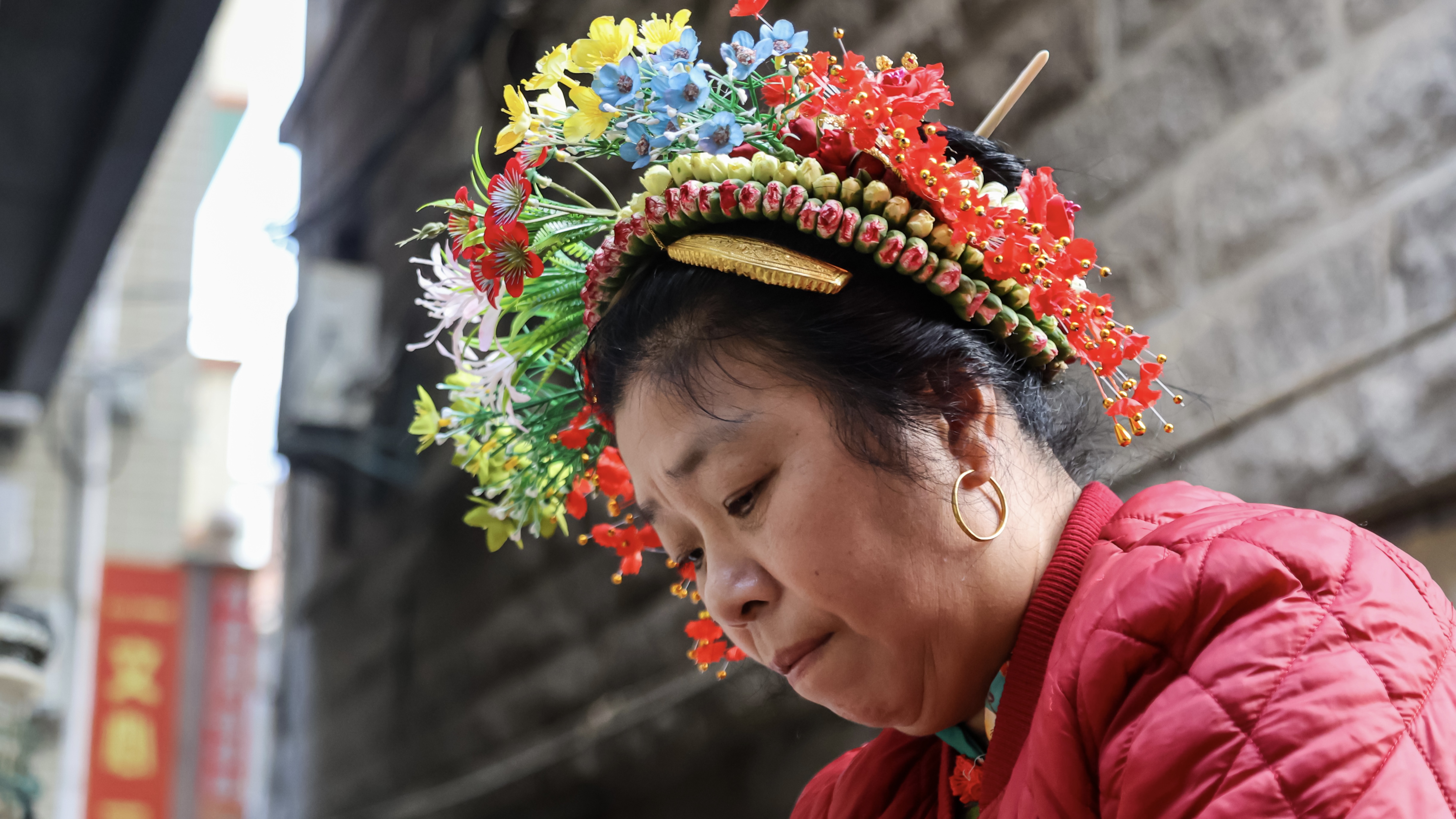 Flower crowns light up festive spirit in Quanzhou