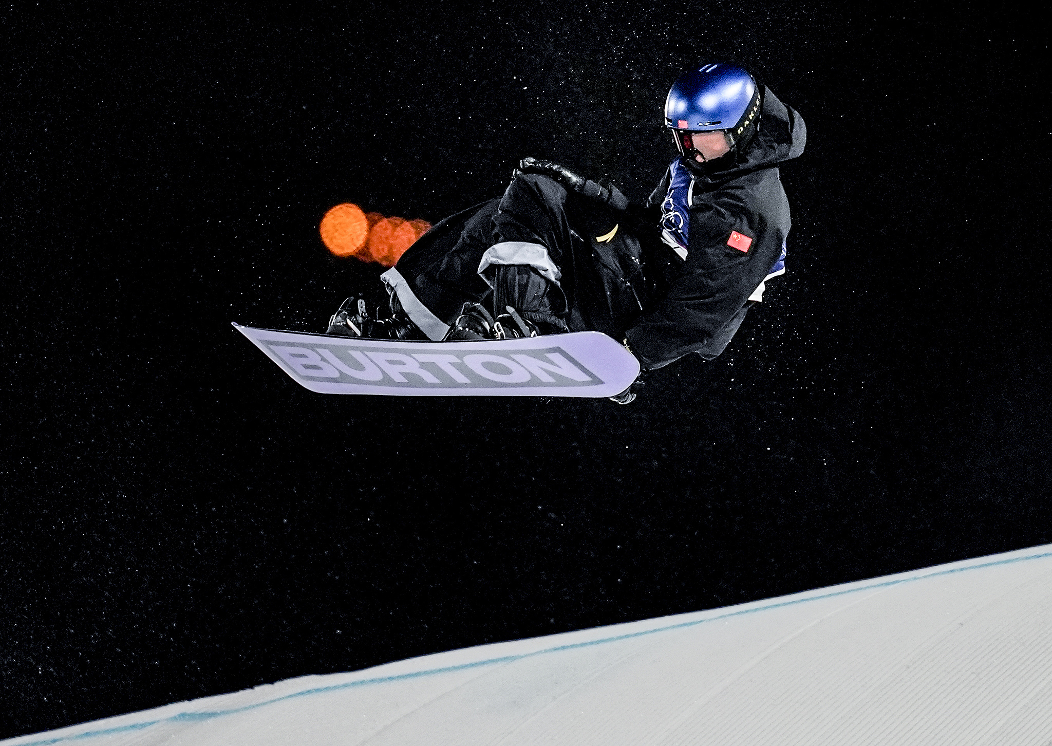 Su Yiming of China competes in the snowboard men's big air qualification round at the 2026 Milano Cortina Winter Olympics at Livigno Snow Park in Livigno, Italy, February 5, 2026. /VCG
