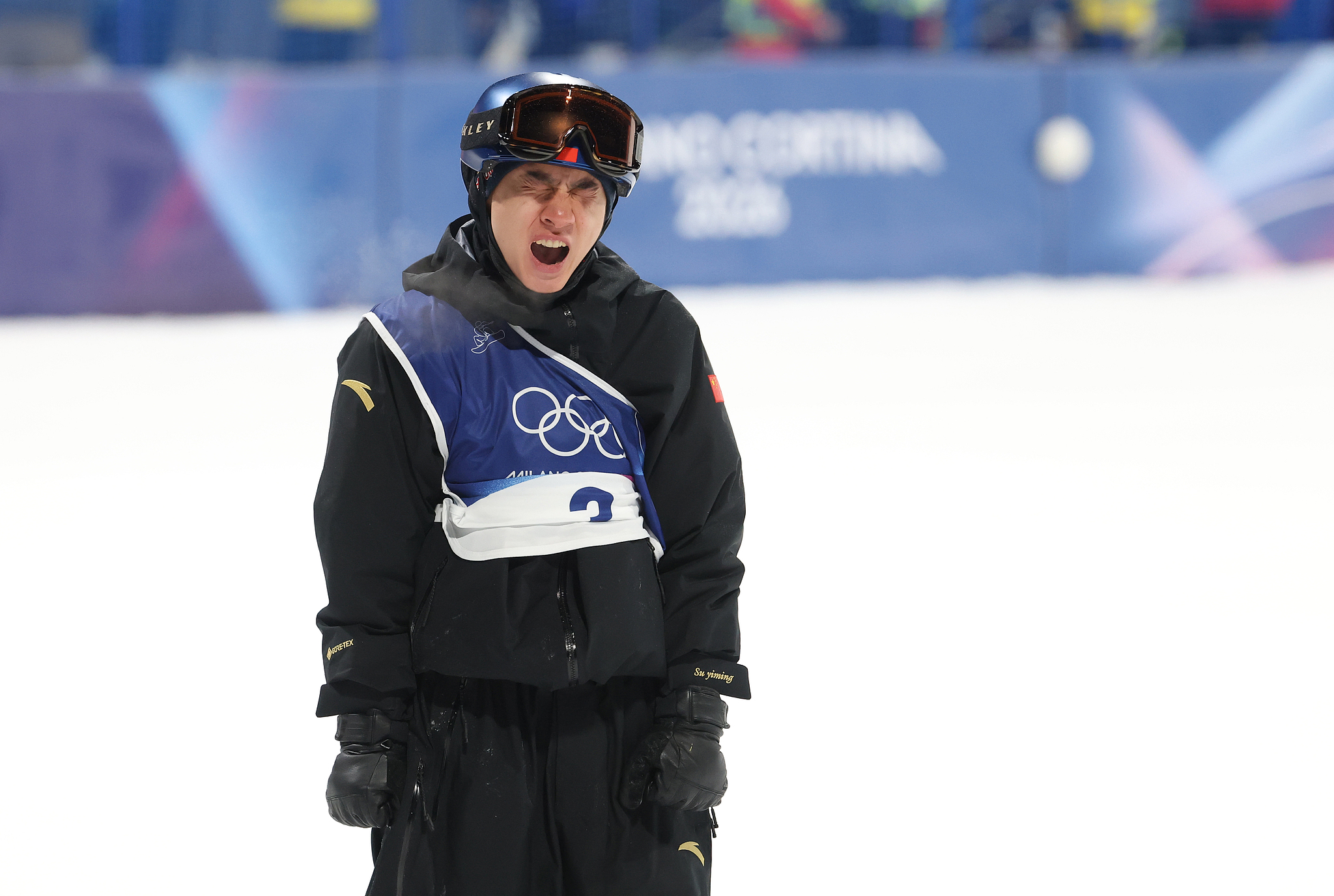 Su Yiming of China reacts after advancing to the snowboard men's big air final at the 2026 Milano Cortina Winter Olympics at Livigno Snow Park in Livigno, Italy, February 5, 2026. /VCG