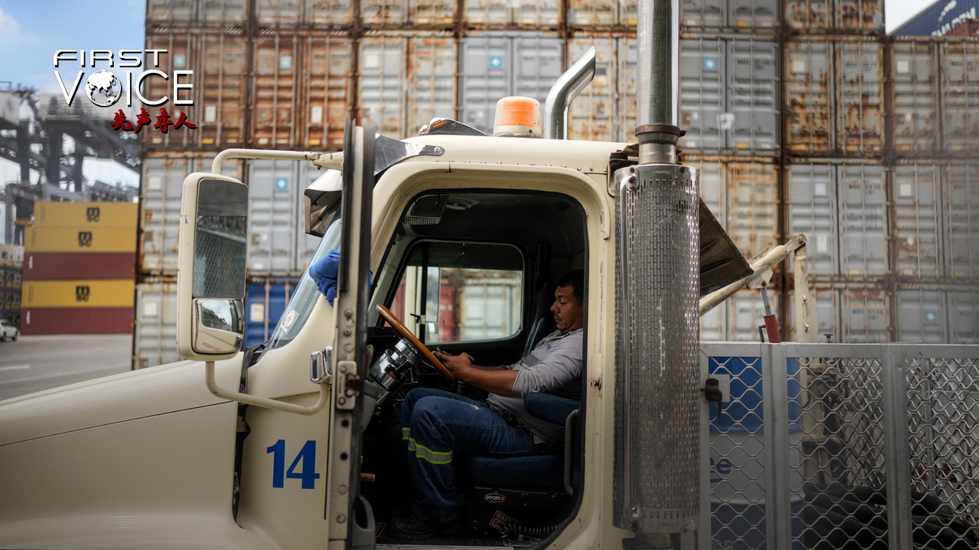 A worker rests in his vehicle alongside ship containers at the Port of Balboa on the Panama Canal, managed by CK Hutchison Holdings, in Panama City, Panama, February 4, 2026. / CFP