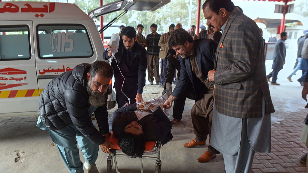 Volunteers transport an injured victim of a bomb explosion in a Shiite mosque upon arrival at a hospital, Islamabad, Pakistan, February 6, 2026. /VCG 