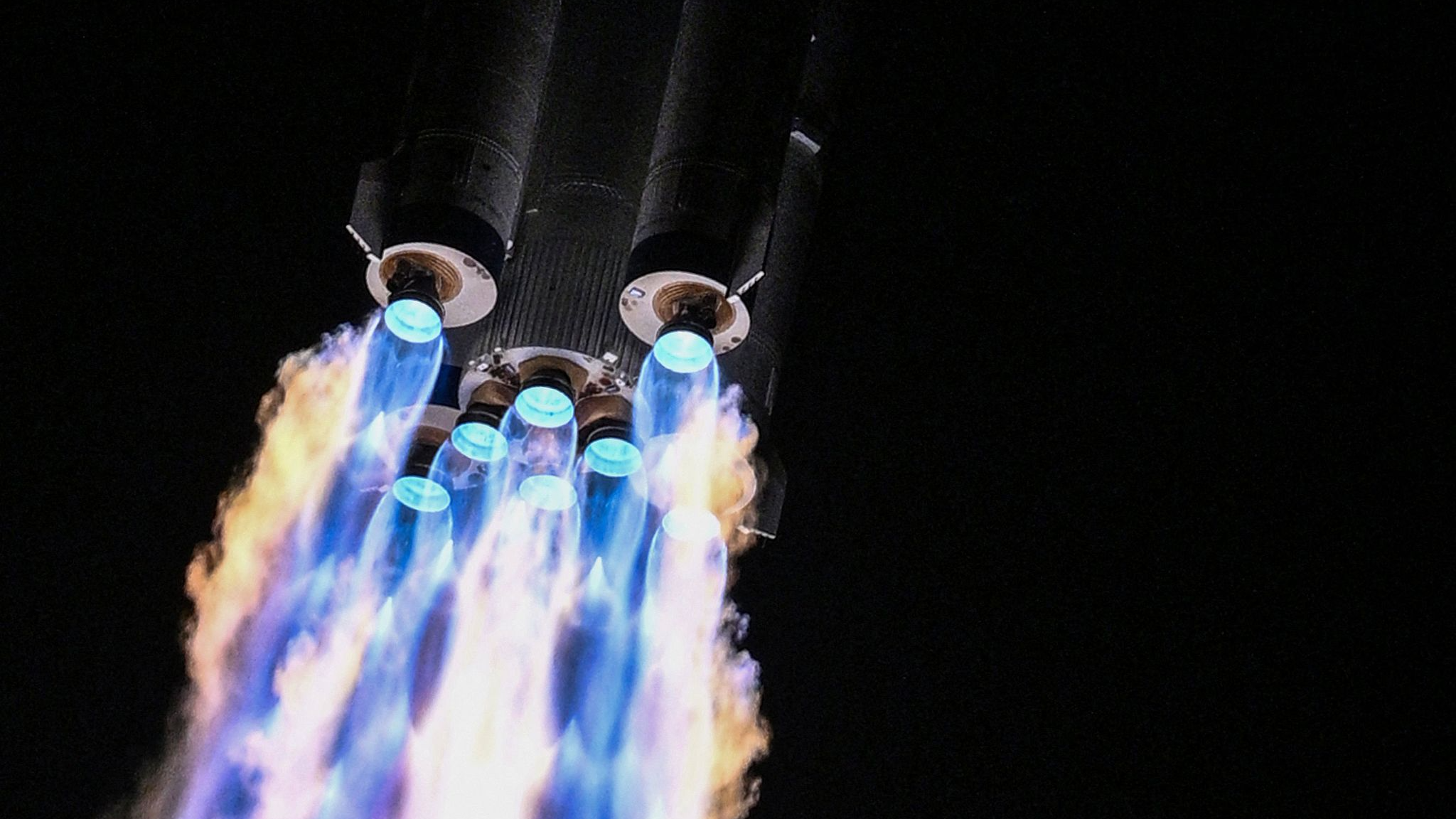 A Long March-2F carrier rocket, carrying the Shenzhou-21 spacecraft and a crew of three astronauts, lifts off from the Jiuquan Satellite Launch Center in the Gobi Desert, in northwest China on October 31, 2025. /VCG