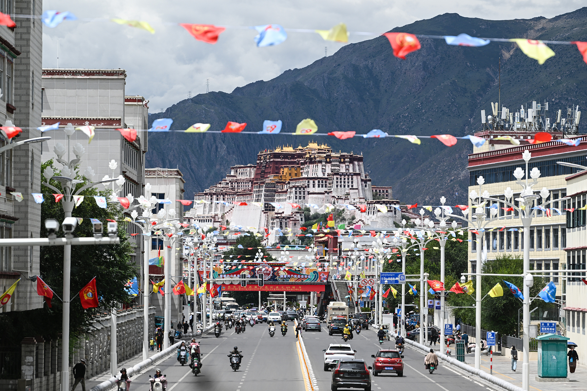 Lhasa's main street in Xizang Autonomous Region, southwest China, August 18, 2025. /CFP