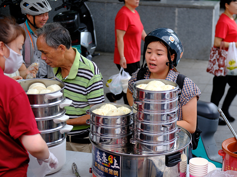 Hunan expands public services through community breakfast support