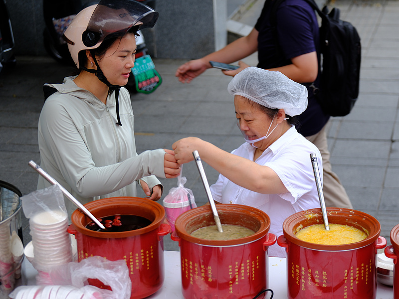 Hunan expands public services through community breakfast support